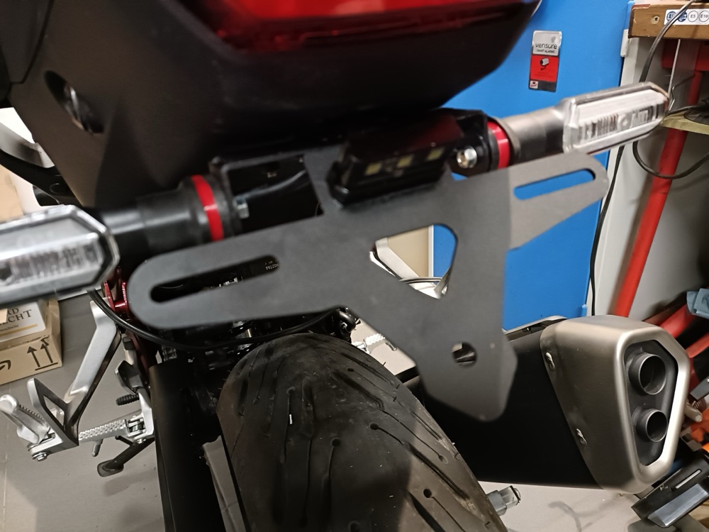 Honda Hornet 750 Sinyal Ara Bileziği