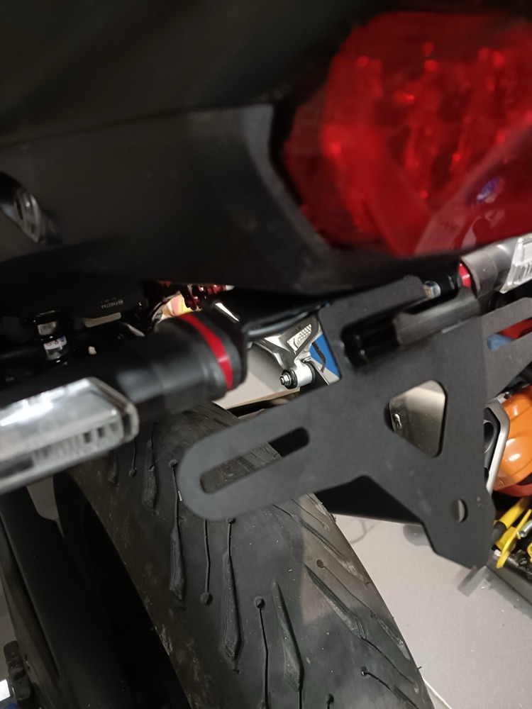 Honda Hornet 750 Sinyal Ara Bileziği görsel 2