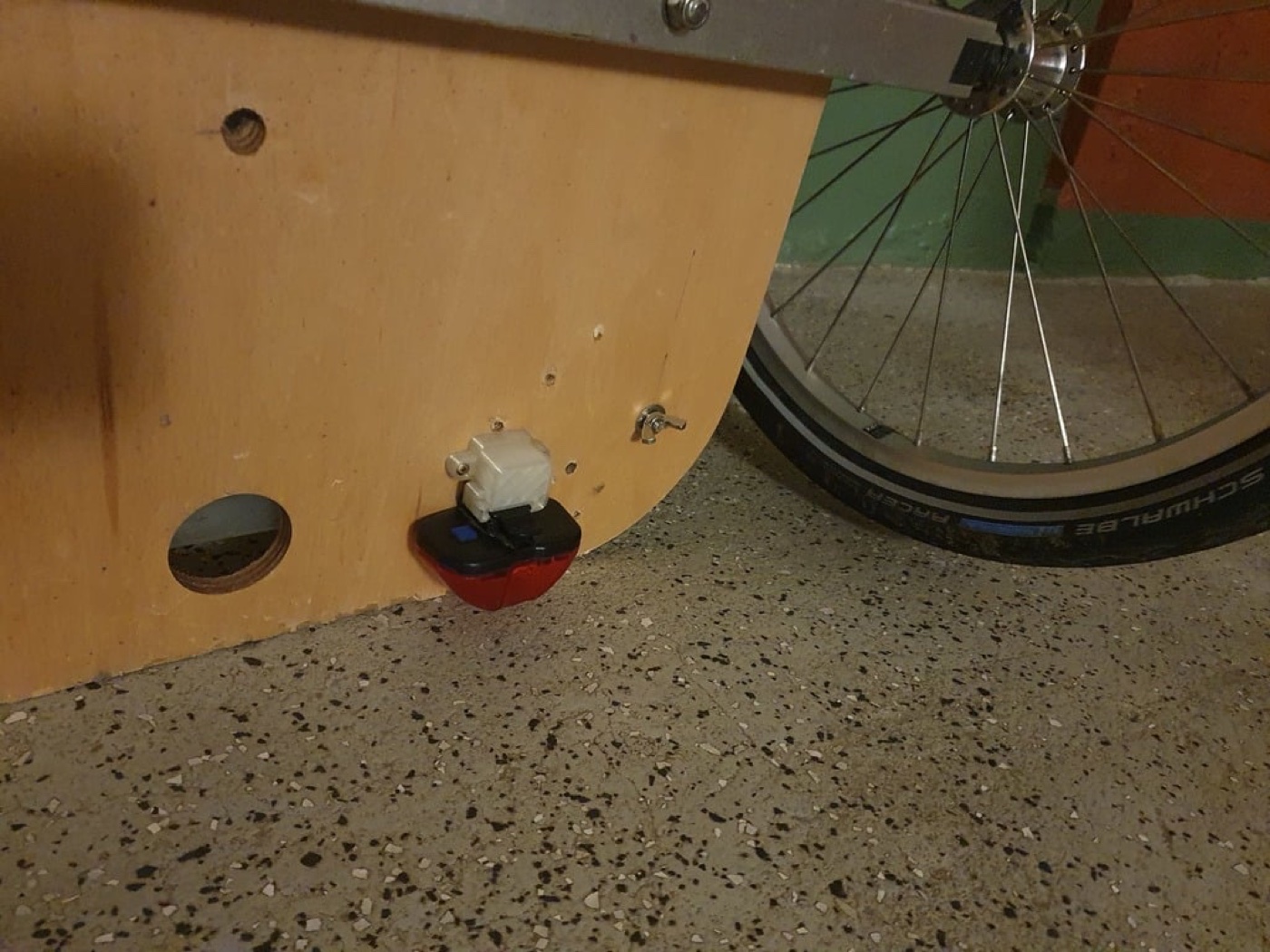 Bisiklet Römorku Arka Far Tutucusu (Ahşap Panel Montajlı)
