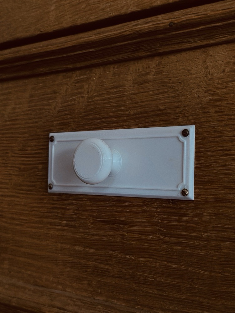 Süsleme Plakalı Çekmece Düğmesi (100 × 37,5 mm Plaka)