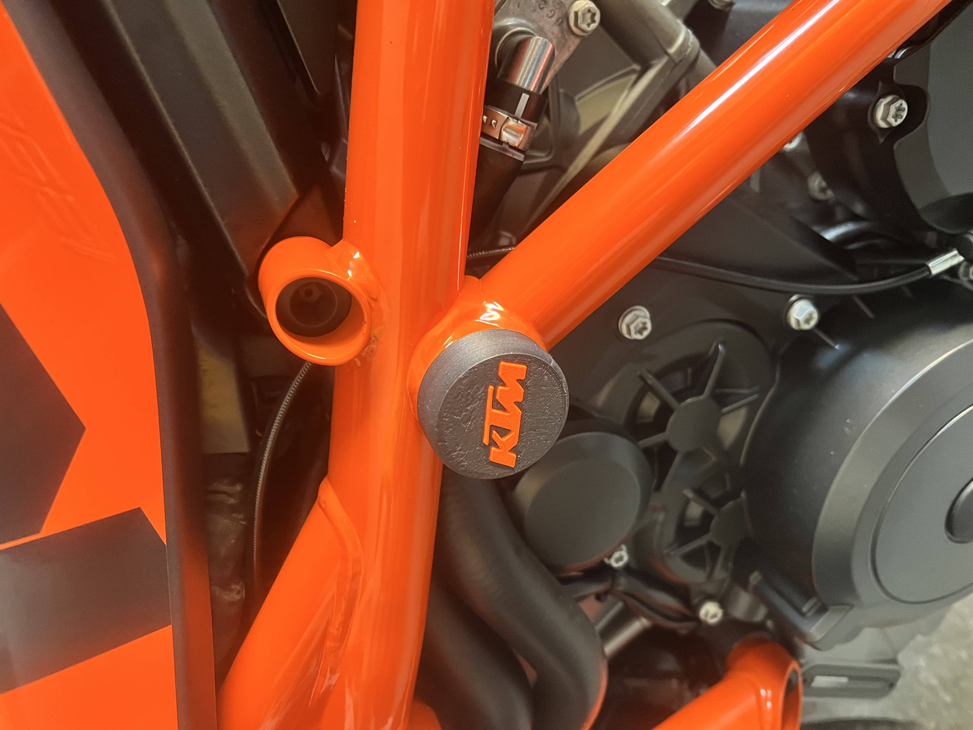 KTM Super Duke 1290 R (Gen 3.0) AirTag Bölmeli Şase Tapası