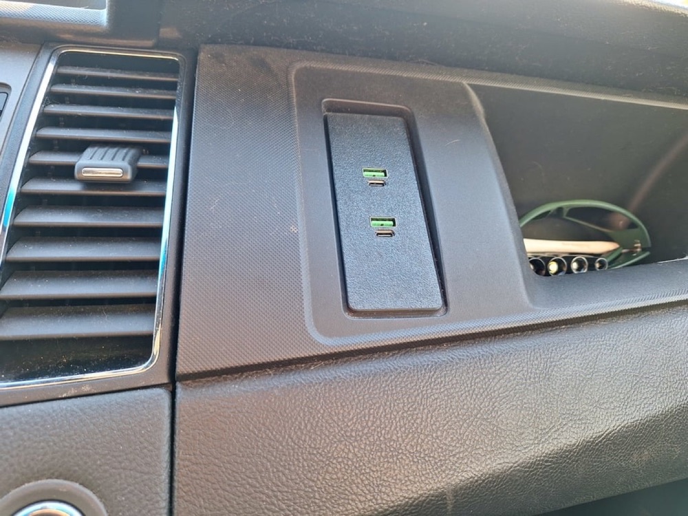 Ford USB Şarj Trim Paneli