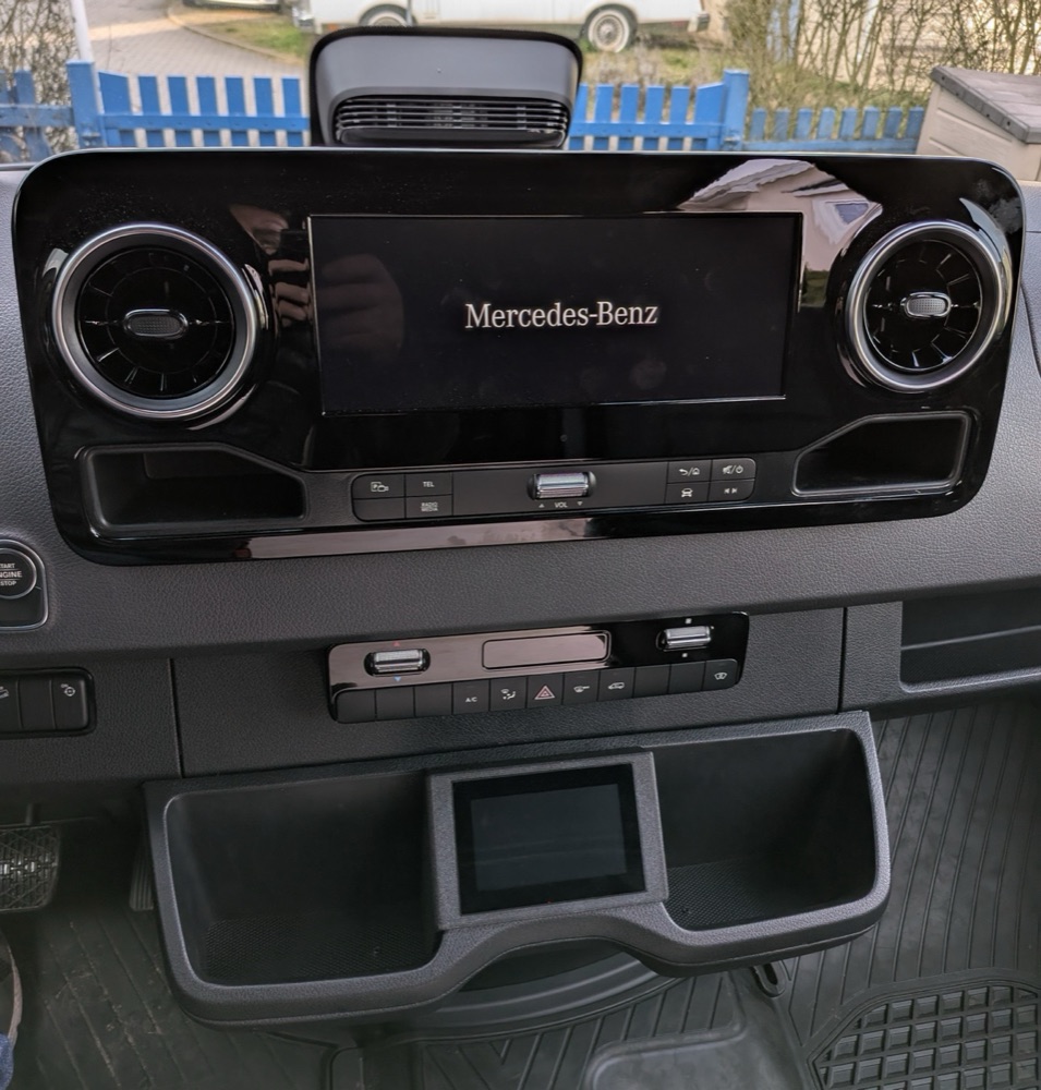Mercedes Sprinter W907/W910 Dokunmatik Ekran Montaj Adaptörü görsel 3
