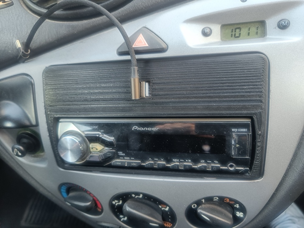 Ford Focus MK1 radyo çerçevesi