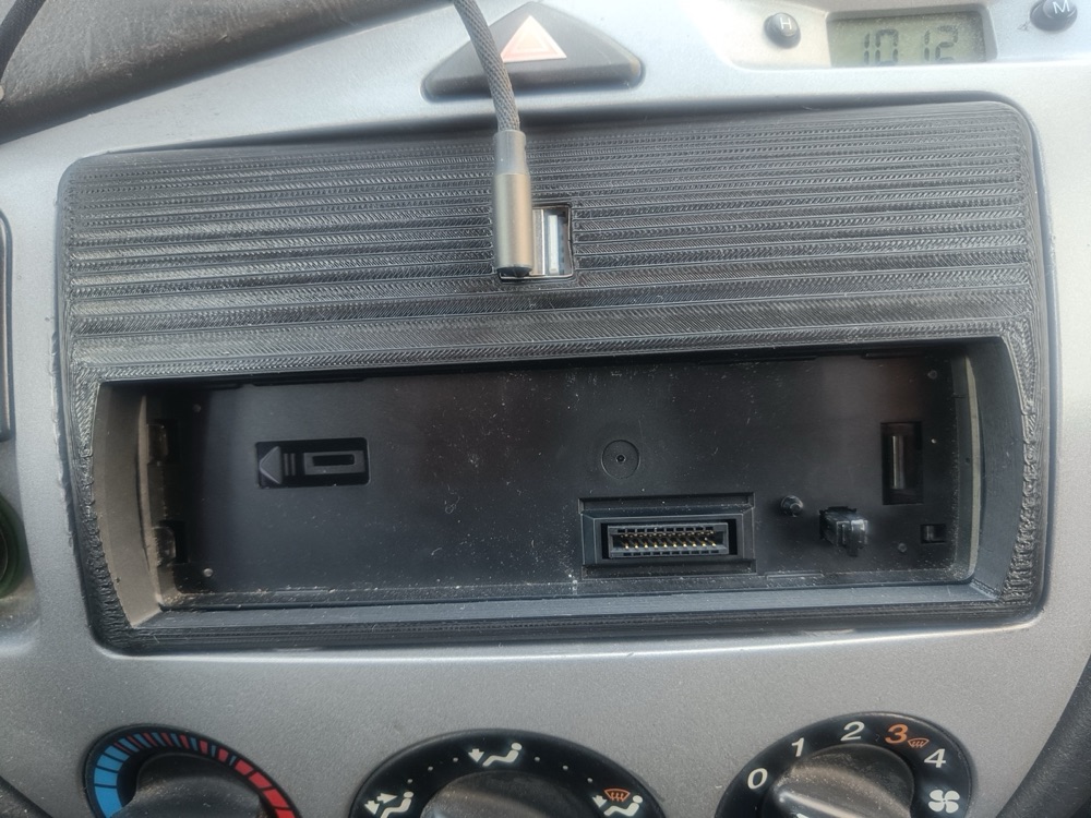 Ford Focus MK1 radyo çerçevesi görsel 2