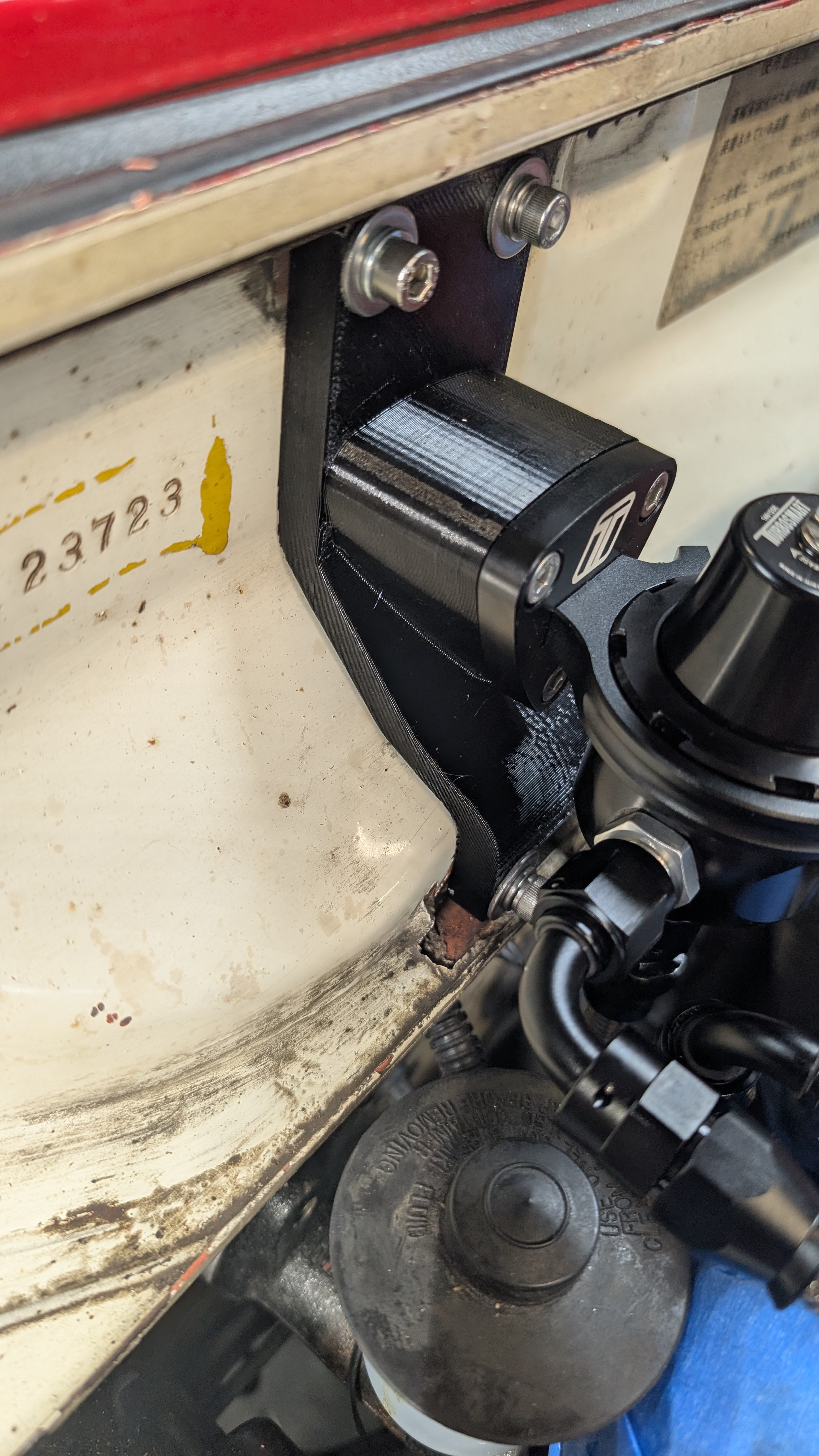 Datsun 510 Yakıt Basınç Regülatörü Montaj Braketi