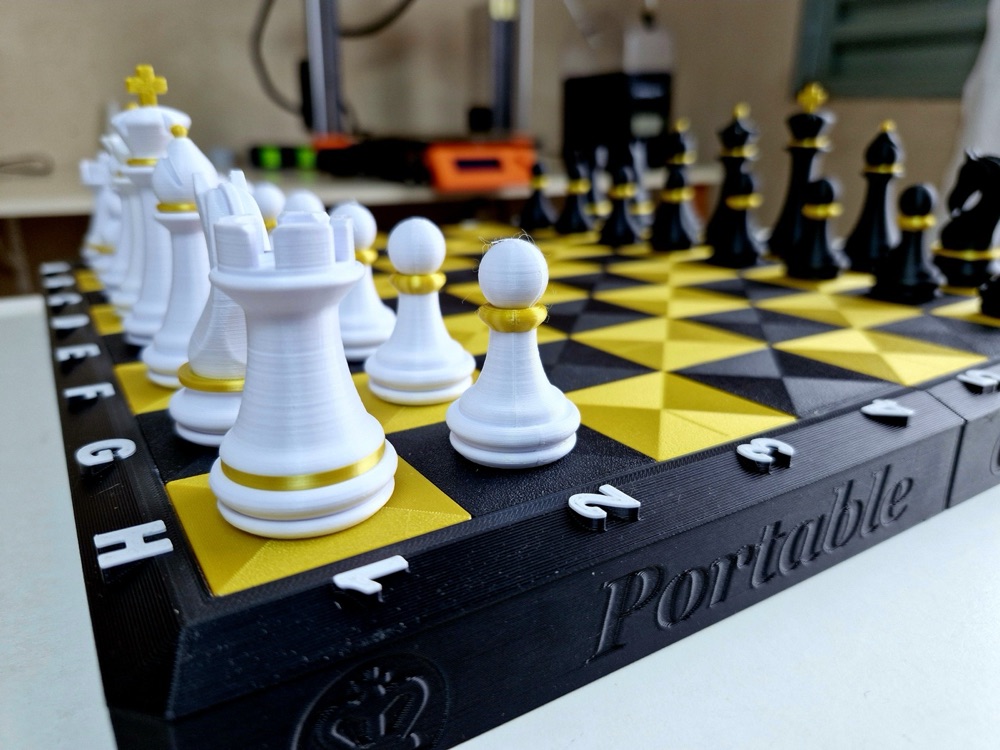 Portatif Valiz Satranç Takımı (Mıknatıslı, Taşlar Tahtanın İçinde Saklanır) görsel 2
