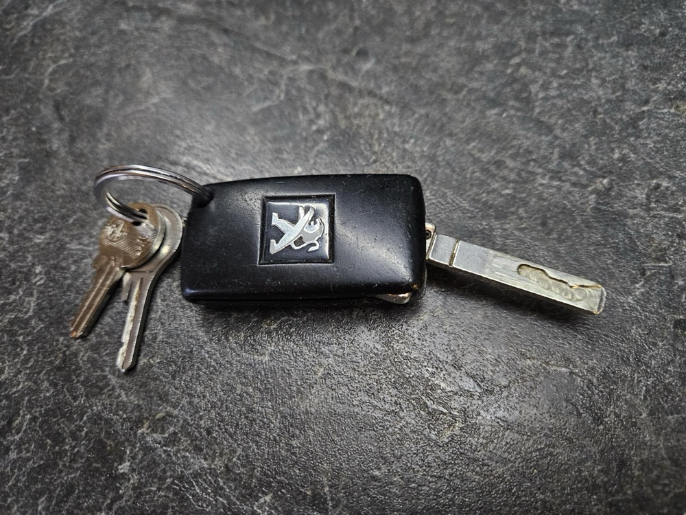 Peugeot/Citroën katlanır anahtar yuvası