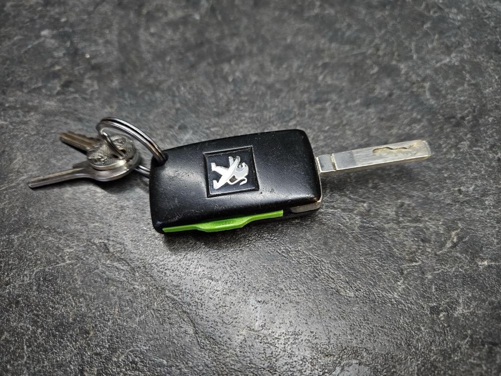 Peugeot/Citroën katlanır anahtar yuvası görsel 2