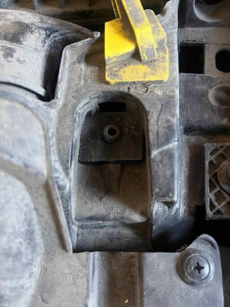 Ford Fiesta radyator ust lastik braketi