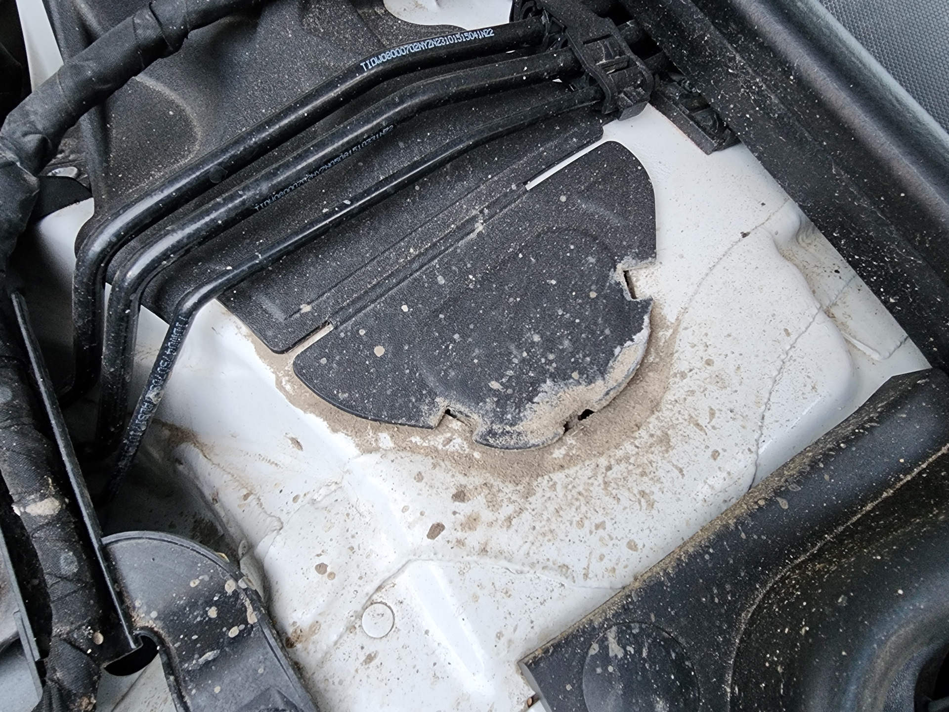 Audi A4 B9 Kaput Altı Tapası