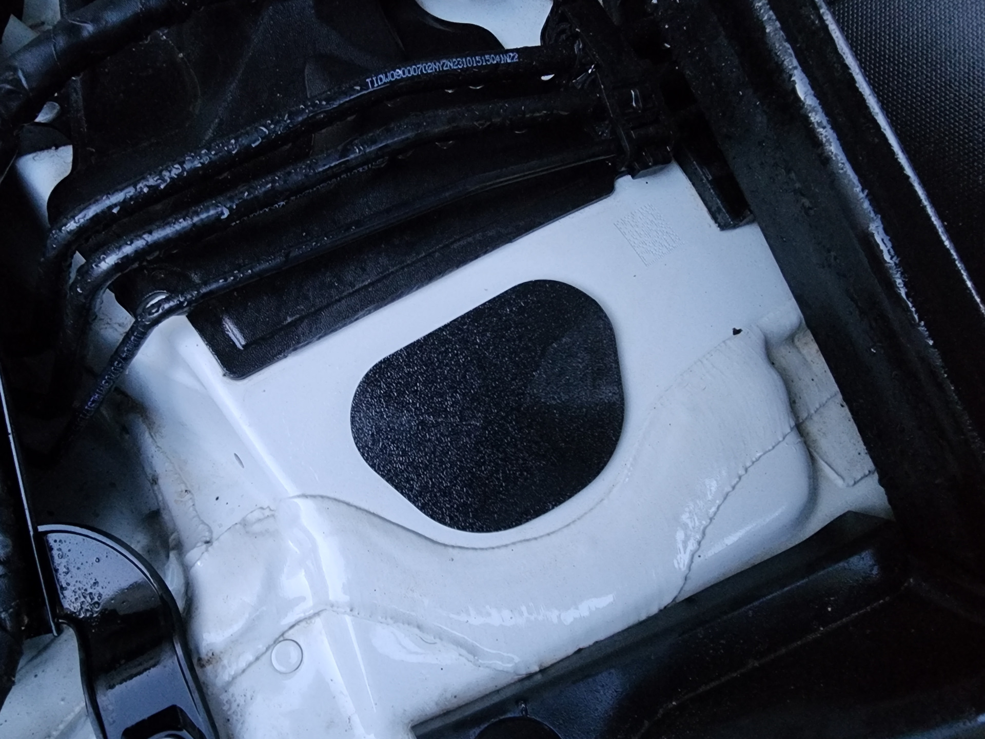 Audi A4 B9 Kaput Altı Tapası görsel 2