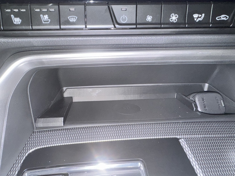 Mazda CX-60 Kablosuz Şarj Bölmesi Kayma Önleyici
