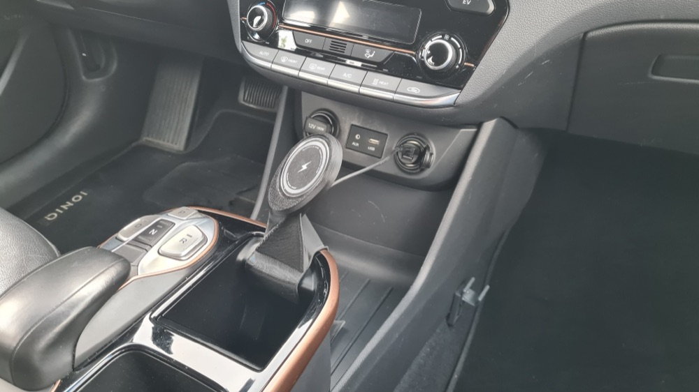 Hyundai Ioniq Orta Konsol Mıknatıslı Telefon Braketi görsel 2