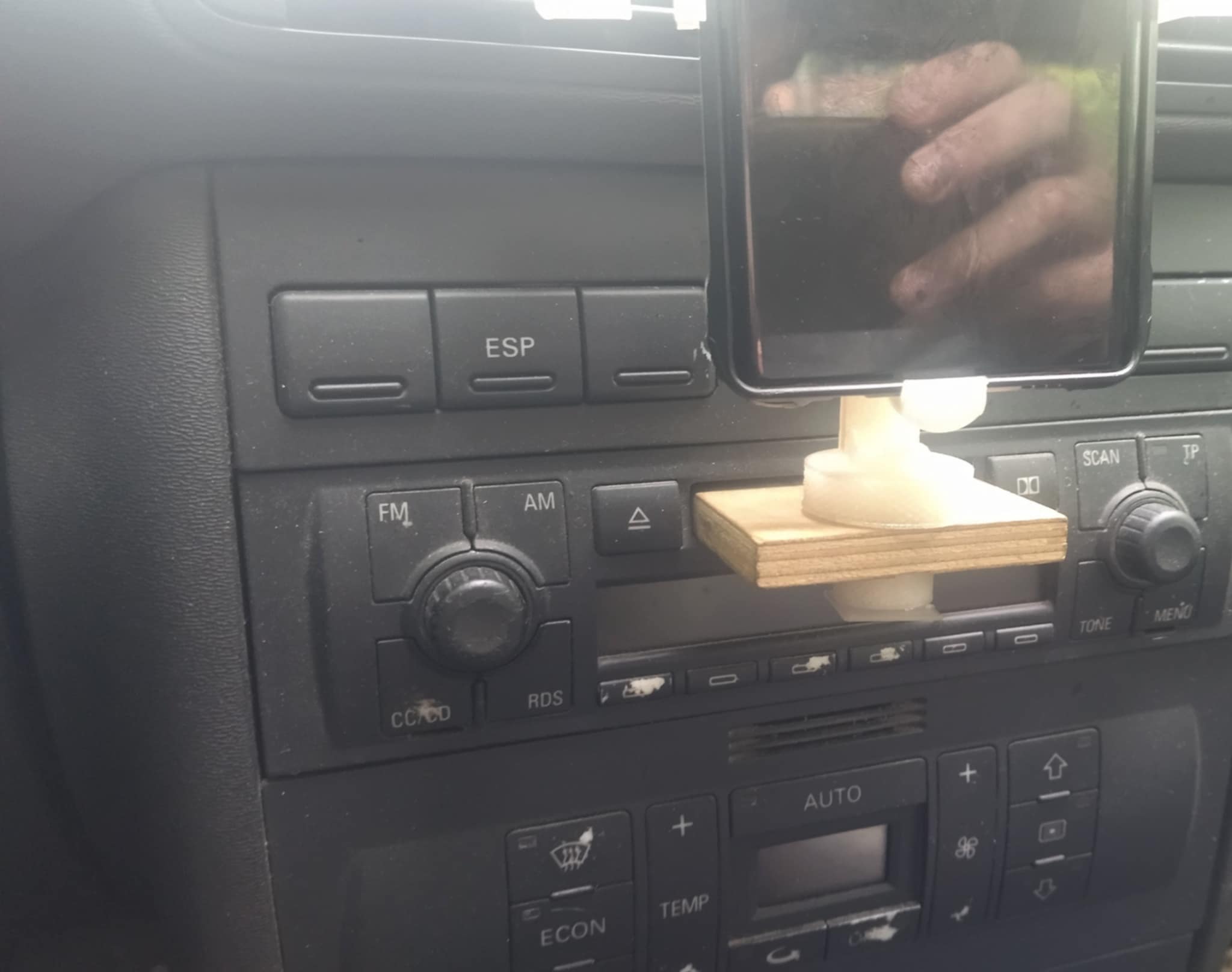 Audi/VW CD Yuvası Telefon Tutucusu görsel 2