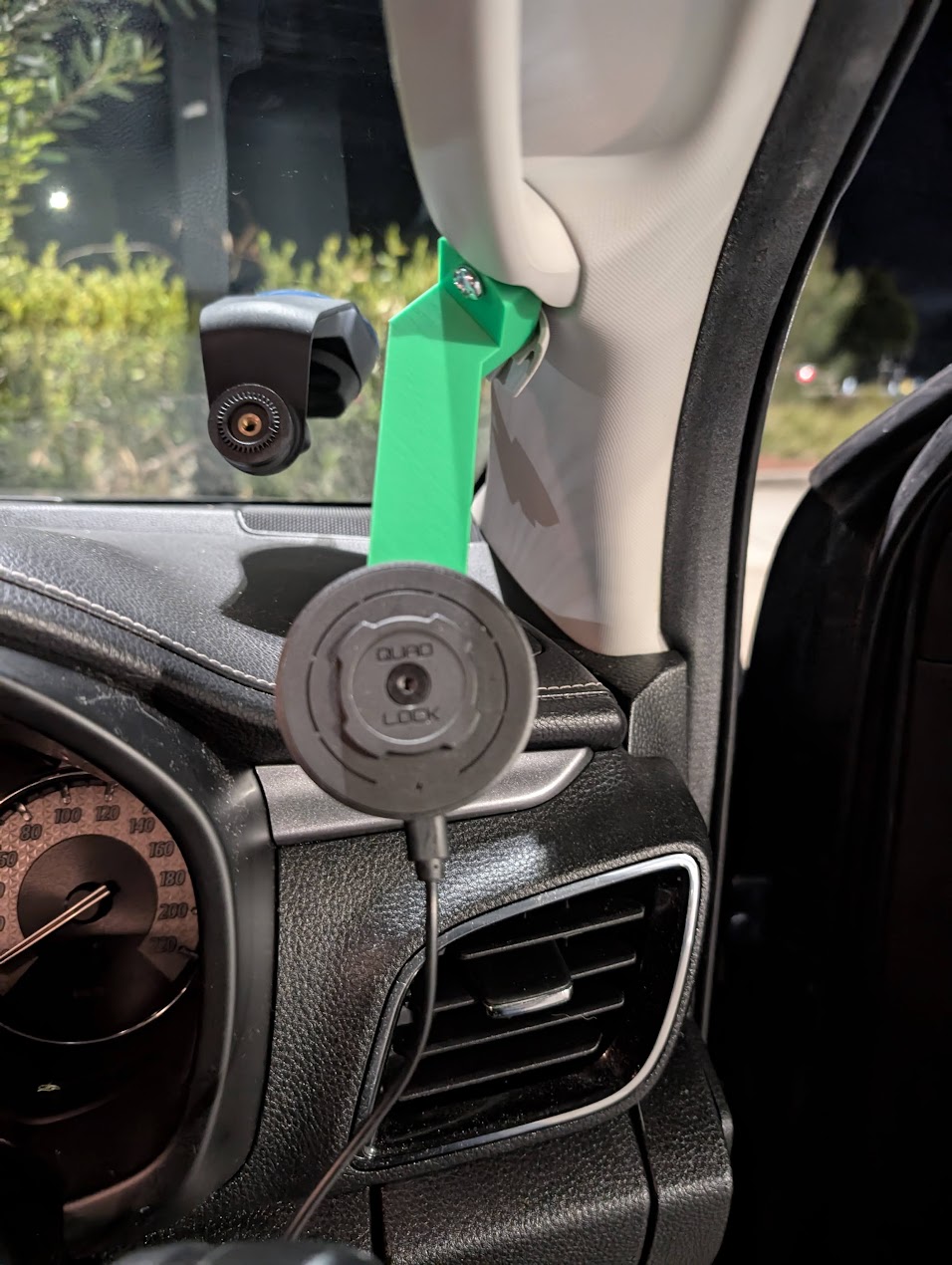 Isuzu MU-X A Sütunu Quad Lock Telefon Braketi