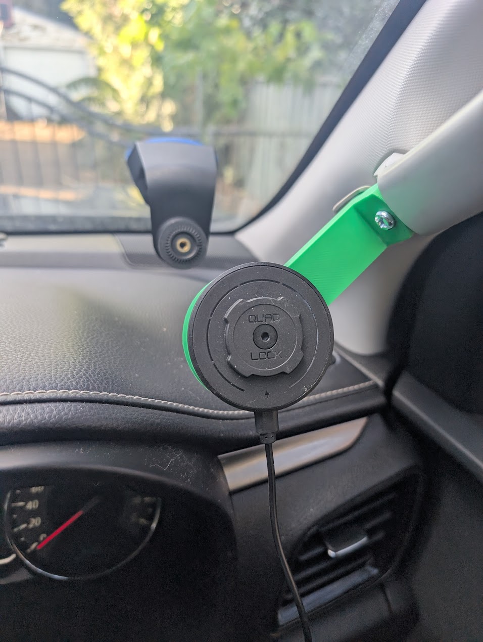Isuzu MU-X A Sütunu Quad Lock Telefon Braketi görsel 2