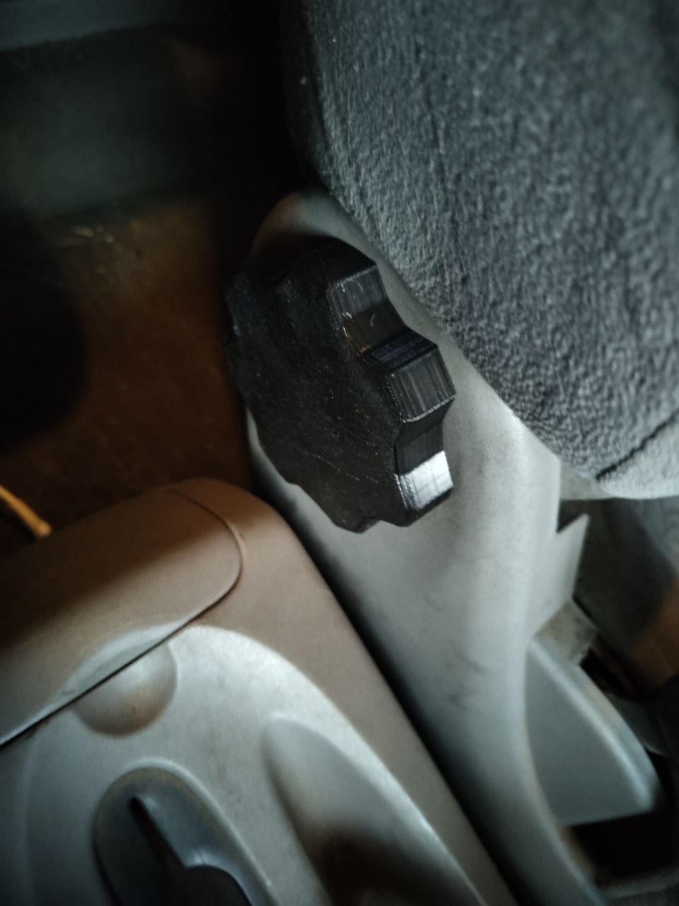 Nissan Almera Koltuk Sırtlığı Katlama Kolu görsel 2