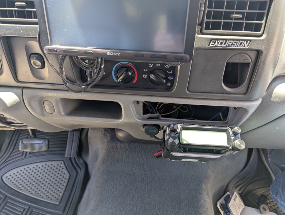 Ford Excursion/SuperDuty bagaj kanca kapagi ve Yaesu FTM montaj aparati