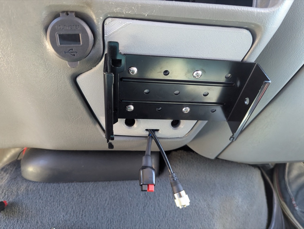 Ford Excursion/SuperDuty bagaj kanca kapagi ve Yaesu FTM montaj aparati görsel 2