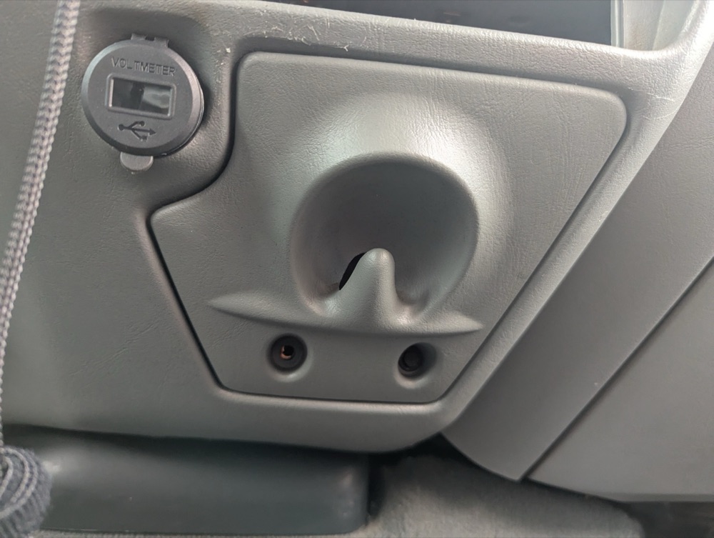 Ford Excursion/SuperDuty bagaj kanca kapagi ve Yaesu FTM montaj aparati görsel 3
