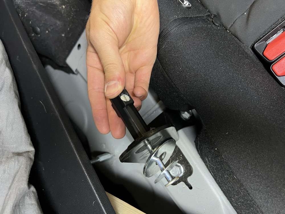 Dacia Duster arka koltuk sabitleme aparatı görsel 2