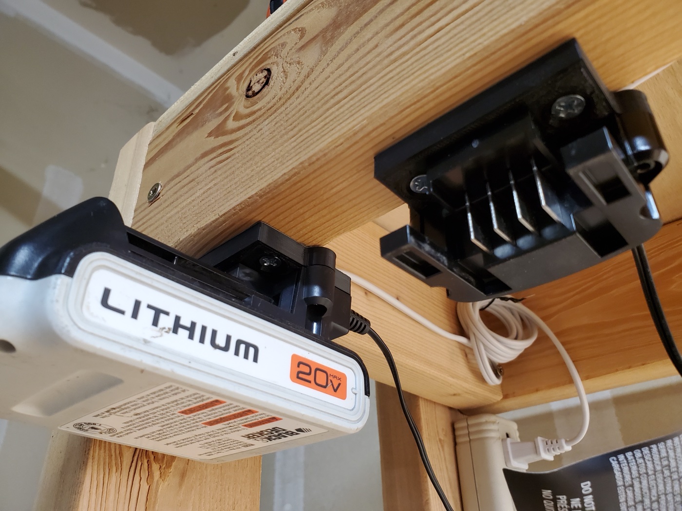 Black and Decker 20V Şarj Cihazı Montaj Plakası