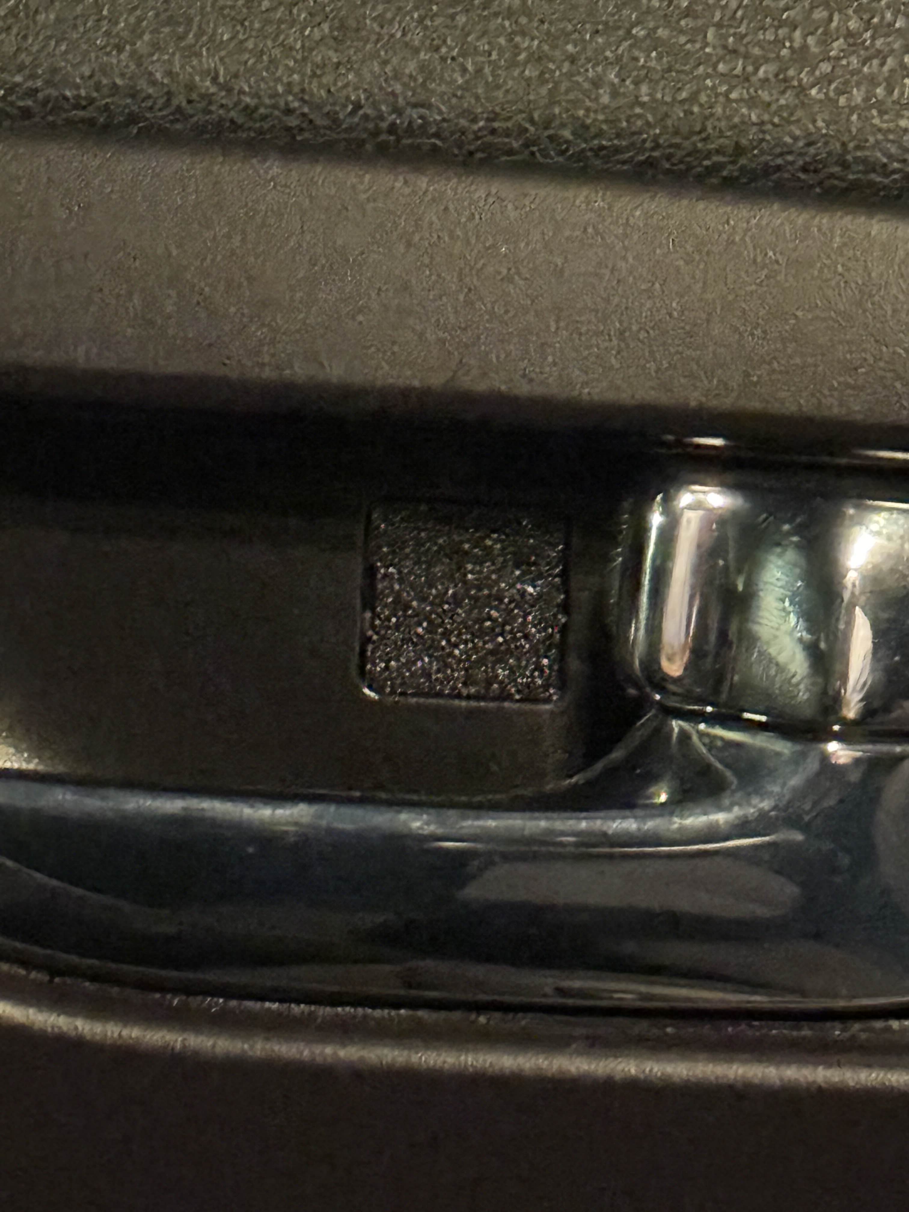 Nissan Rogue (2009) İç Kapı Kolu Vida Kapağı