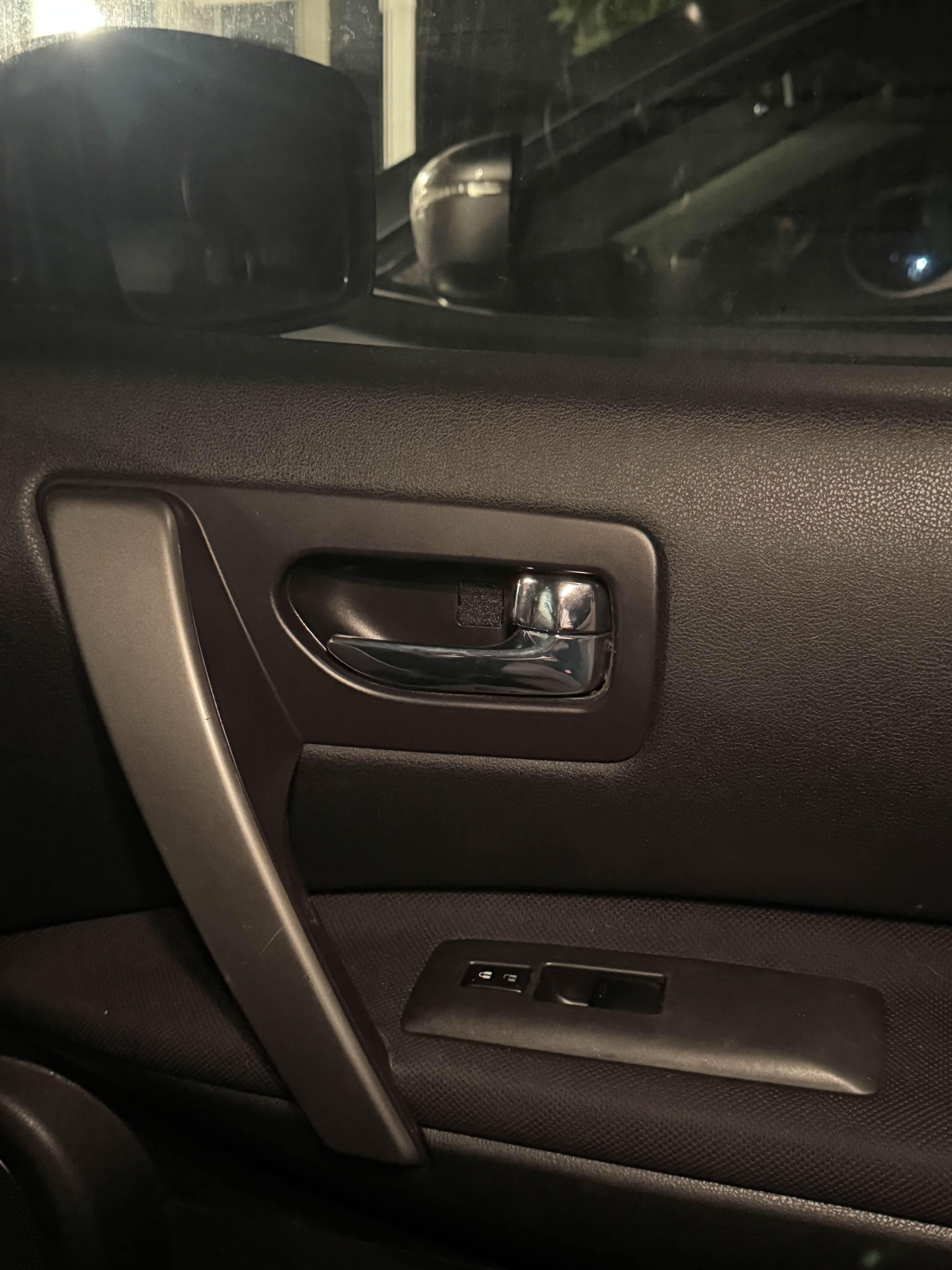 Nissan Rogue (2009) İç Kapı Kolu Vida Kapağı görsel 2