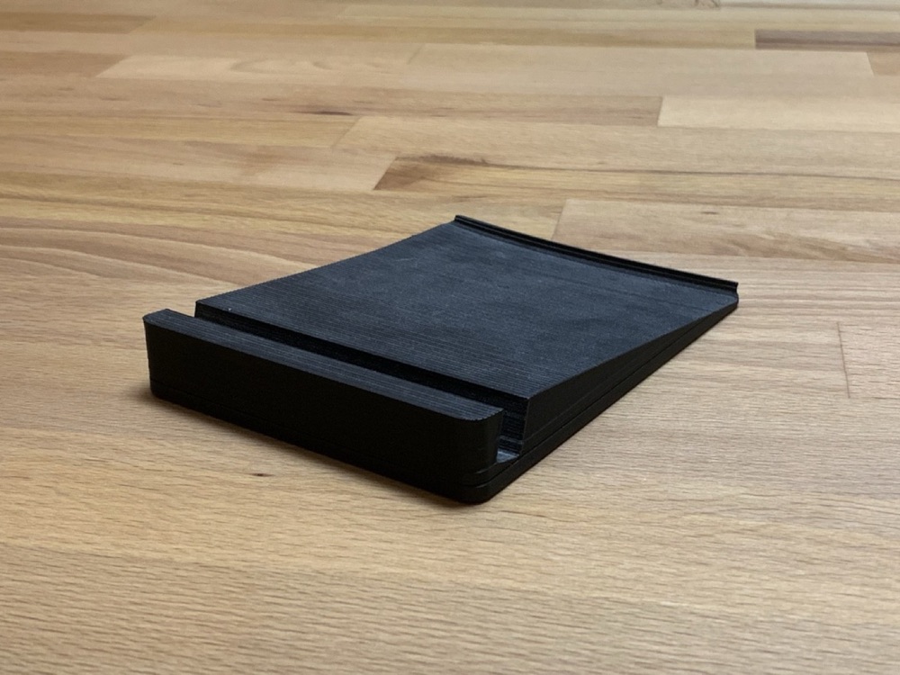 İnce Tablet Standı (Eğimli Yaslanma Yüzeyli)