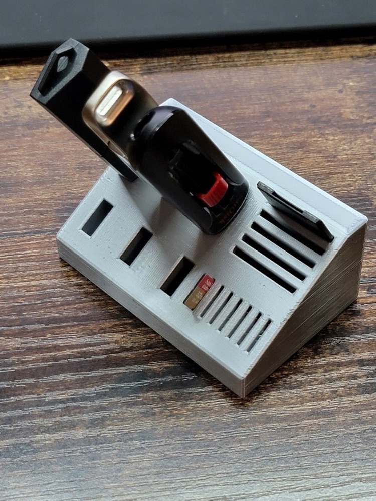 Masaüstü USB ve SD Kart Tutucu (6 USB, 5 SD, 7 microSD Yuvalı, Eğimli)