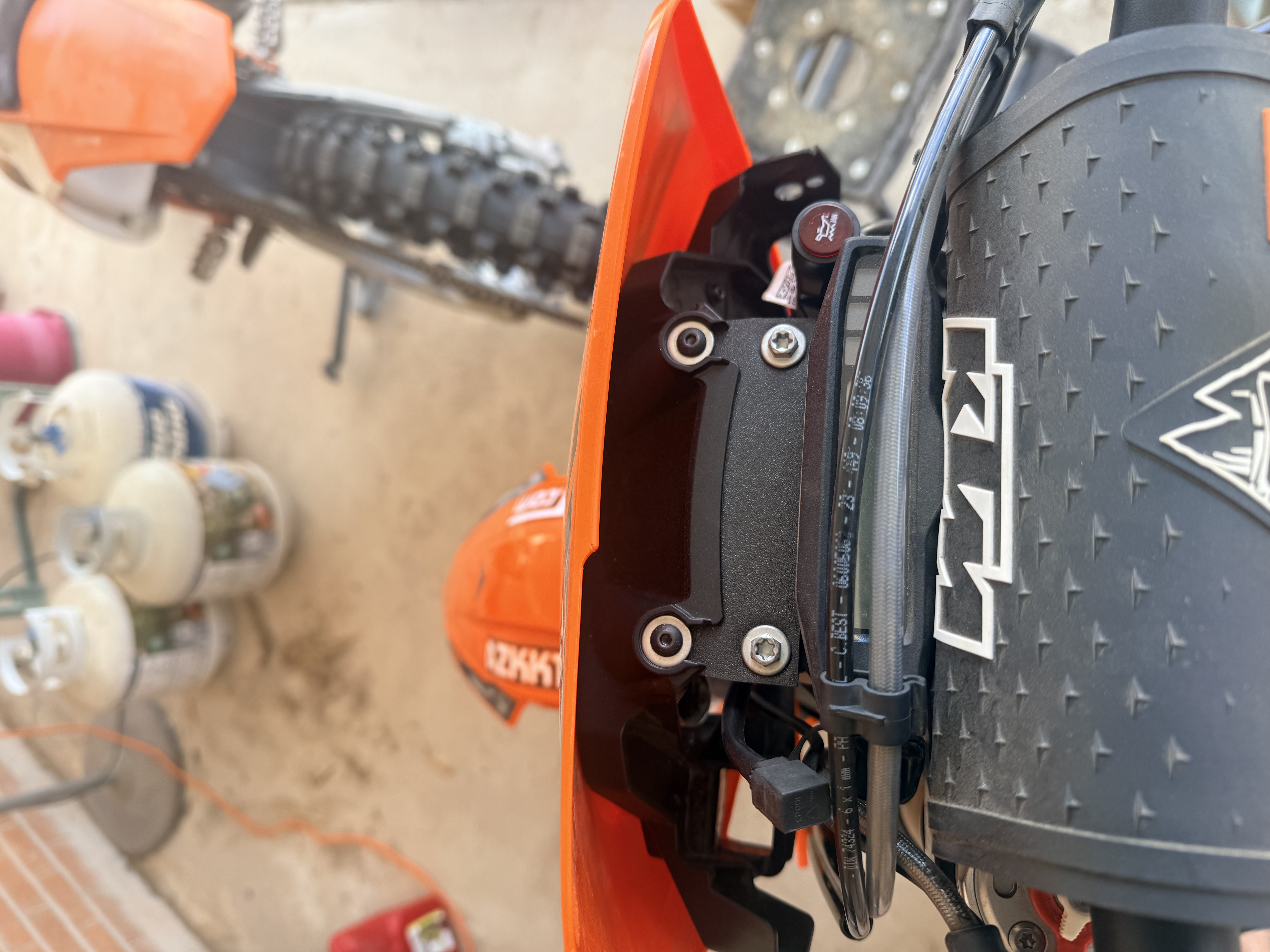 KTM Direksiyon Damperi İçin Far Ara Parçası