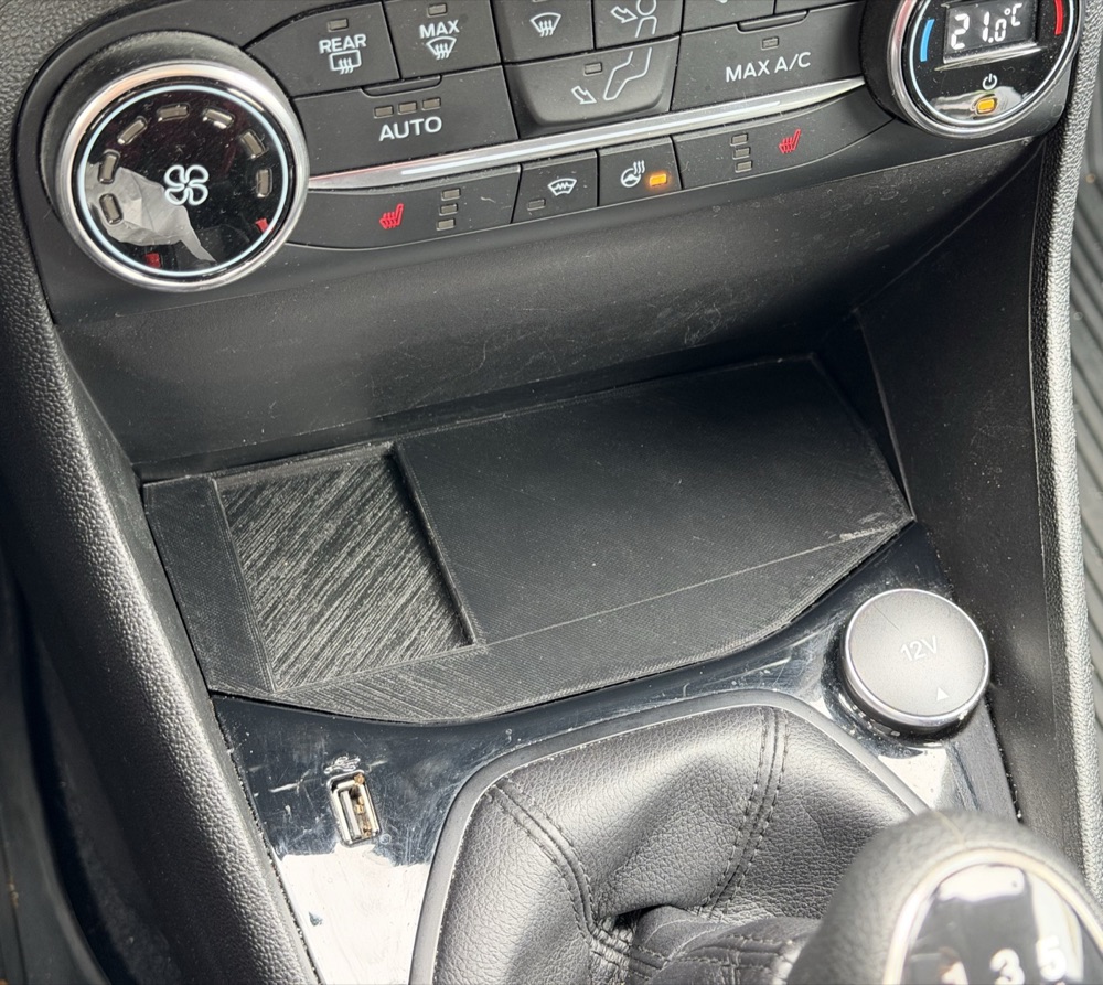 Ford Fiesta MK8 Kablosuz Şarj Tepsisi