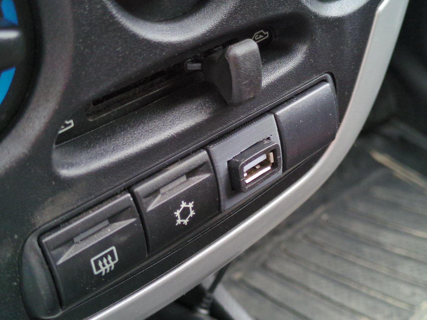 Lada Kalina Priora Granta USB Soket Tutucusu