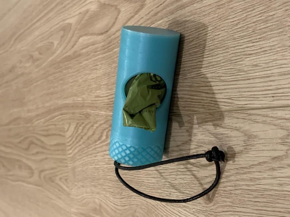 Köpek Dışkı Torbası Tutucu (Vidalı Kapaklı, İp Bağlantılı) görsel 2