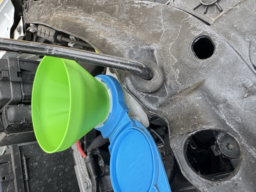 Skoda Octavia 3 Cam Suyu Deposu Huni
