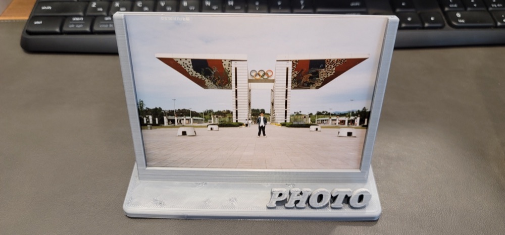 Yatay Masa Fotoğraf Çerçevesi (Kabartma Yazılı Ayak) görsel 2