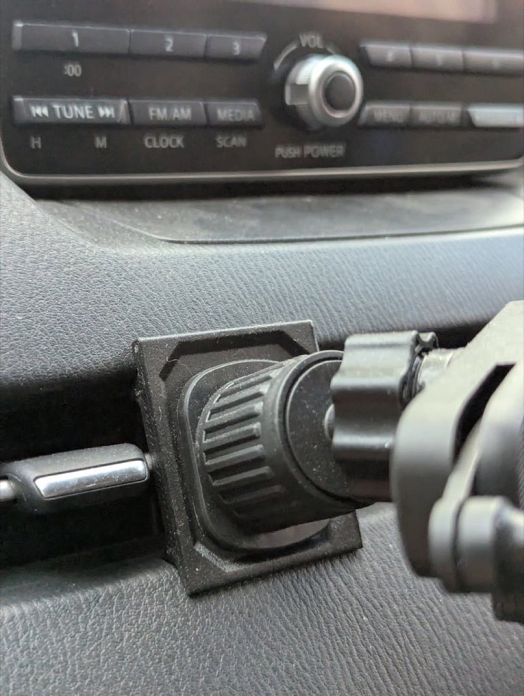 Mazda 2 (2019, Hatch) Telefon Tutucu Menfez Plakası