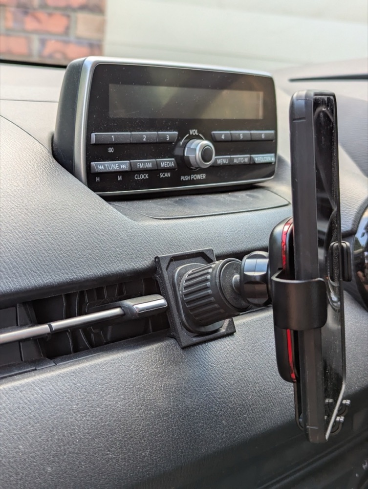 Mazda 2 (2019, Hatch) Telefon Tutucu Menfez Plakası görsel 2