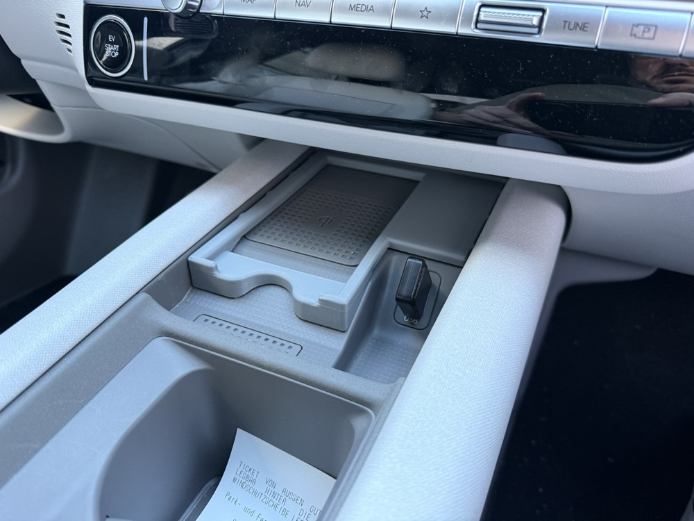 Hyundai Ioniq 6 Kablosuz Şarj Telefon Tutucusu