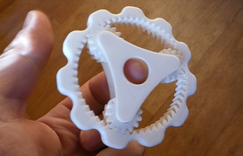 Dişli Çarklı Dönen Halkalı Fidget (Üç Köşeli Gövde, Akıcı Dönüşlü)
