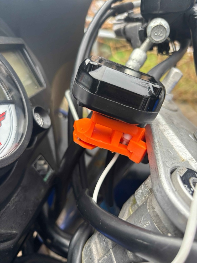 Suzuki GSX-650F Kablo Kılavuzu Aksesuar Tutucusu görsel 3