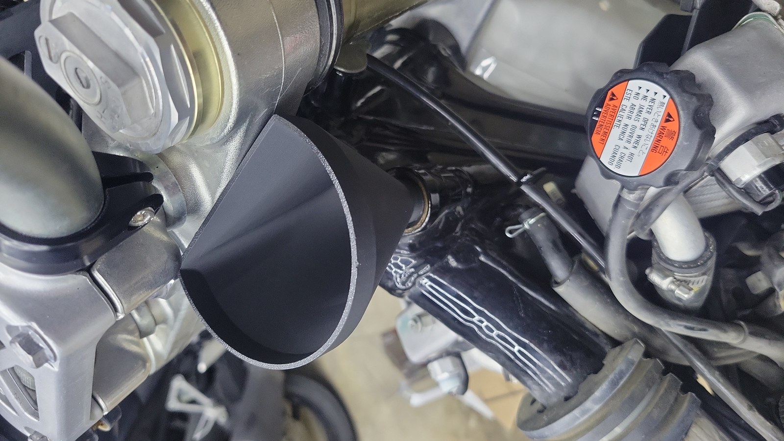 Suzuki DR-Z400 Yağ Doldurma Hunisi görsel 2