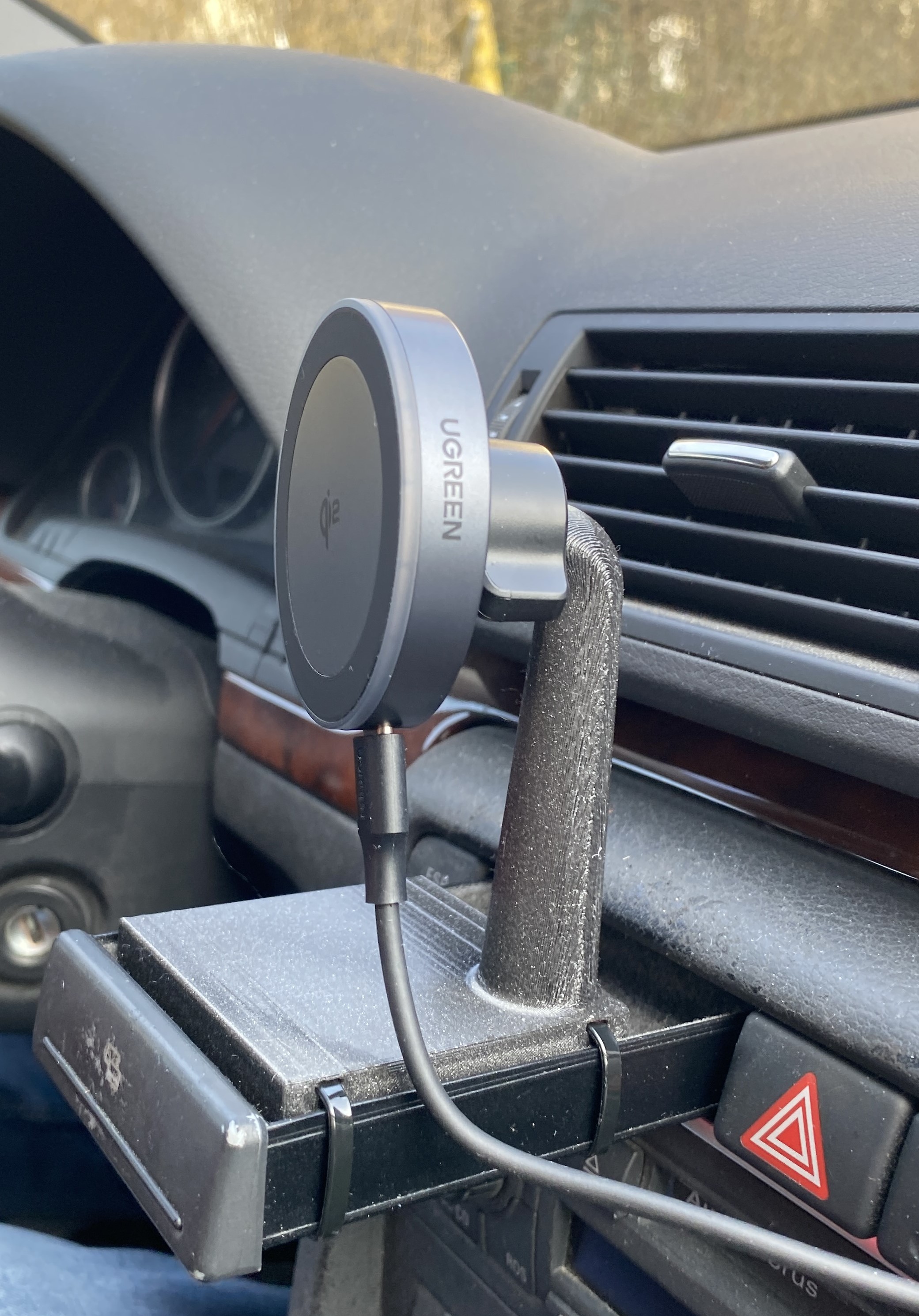 Audi A4 B6 Kartvizit Gözü MagSafe Şarj Tutucusu