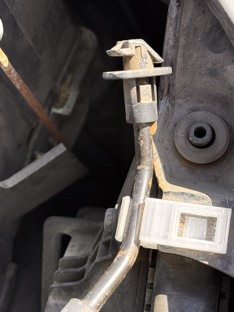 Honda Accord Kaput Çubuğu Yuvası (2009)