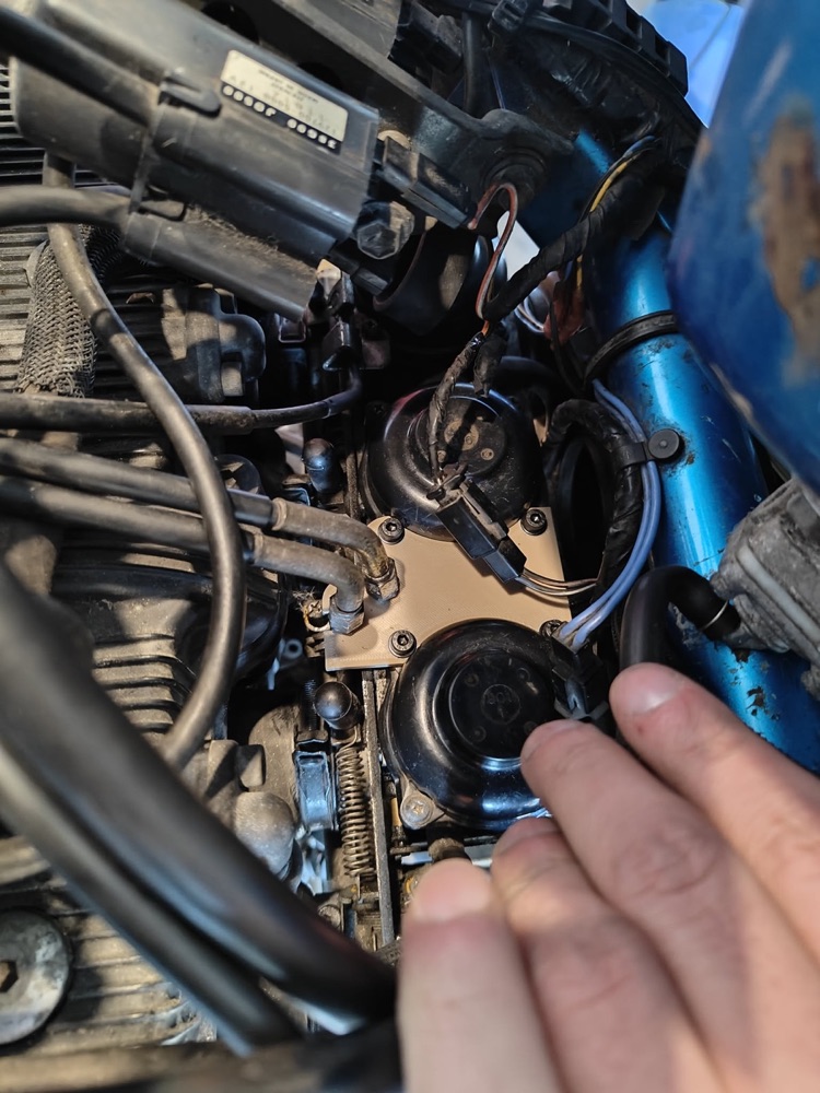 Suzuki Bandit 600 Gaz Teli Tutucu Plakası görsel 2