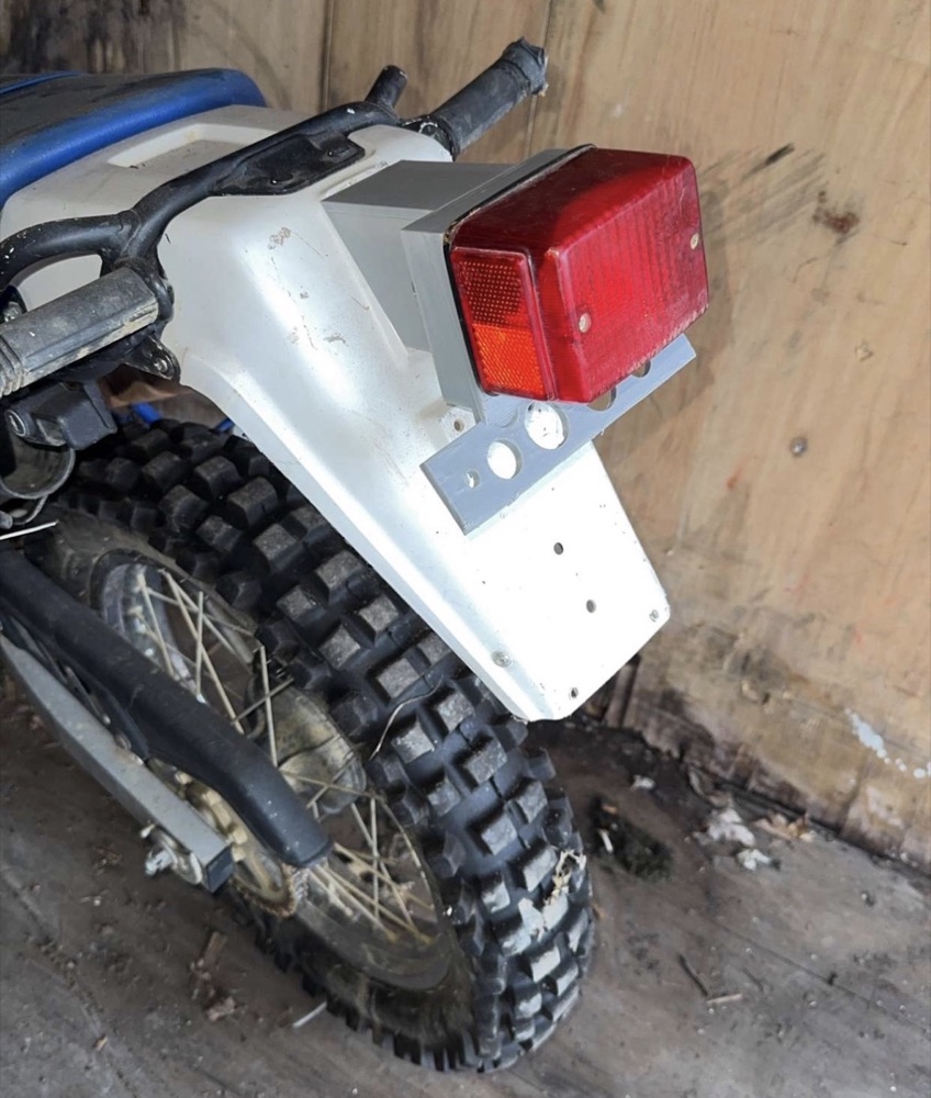 Suzuki DR125SE / DR200SE Arka Stop ve Plaka Braketi