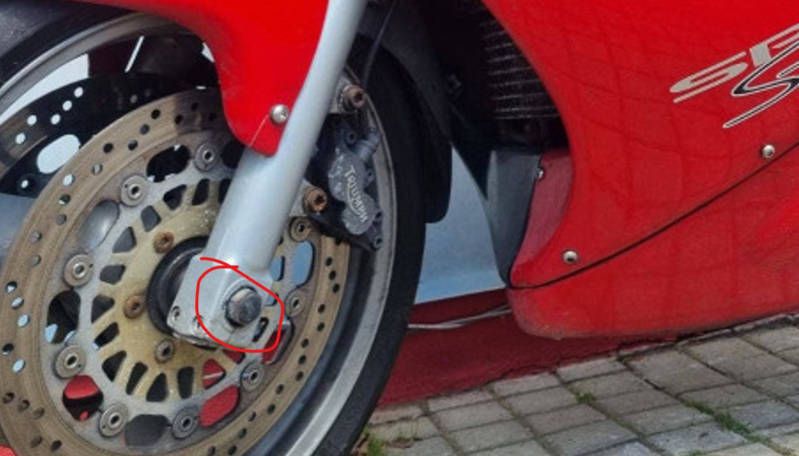 Triumph Sprint 955i Ön Teker Aks Tapası