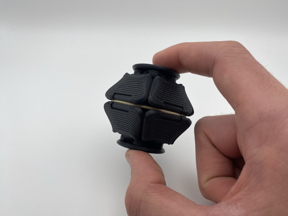 Sıkma Fidget Topu (Lastik Bantlı, İki Kapaklı, Elde Sıkılan) görsel 2