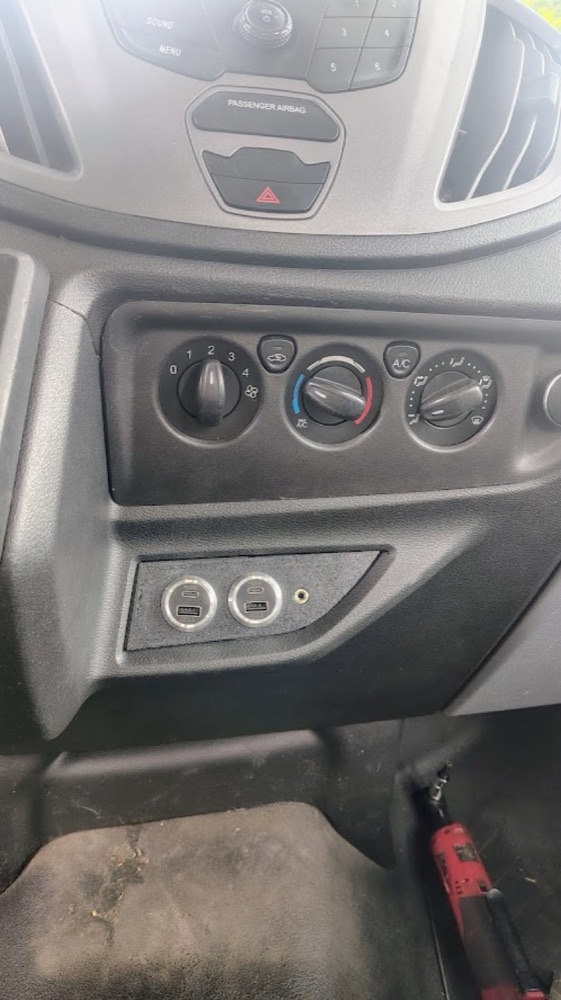 Ford Transit Slim Konsol AUX Girişi Çerçevesi (2015-2019)